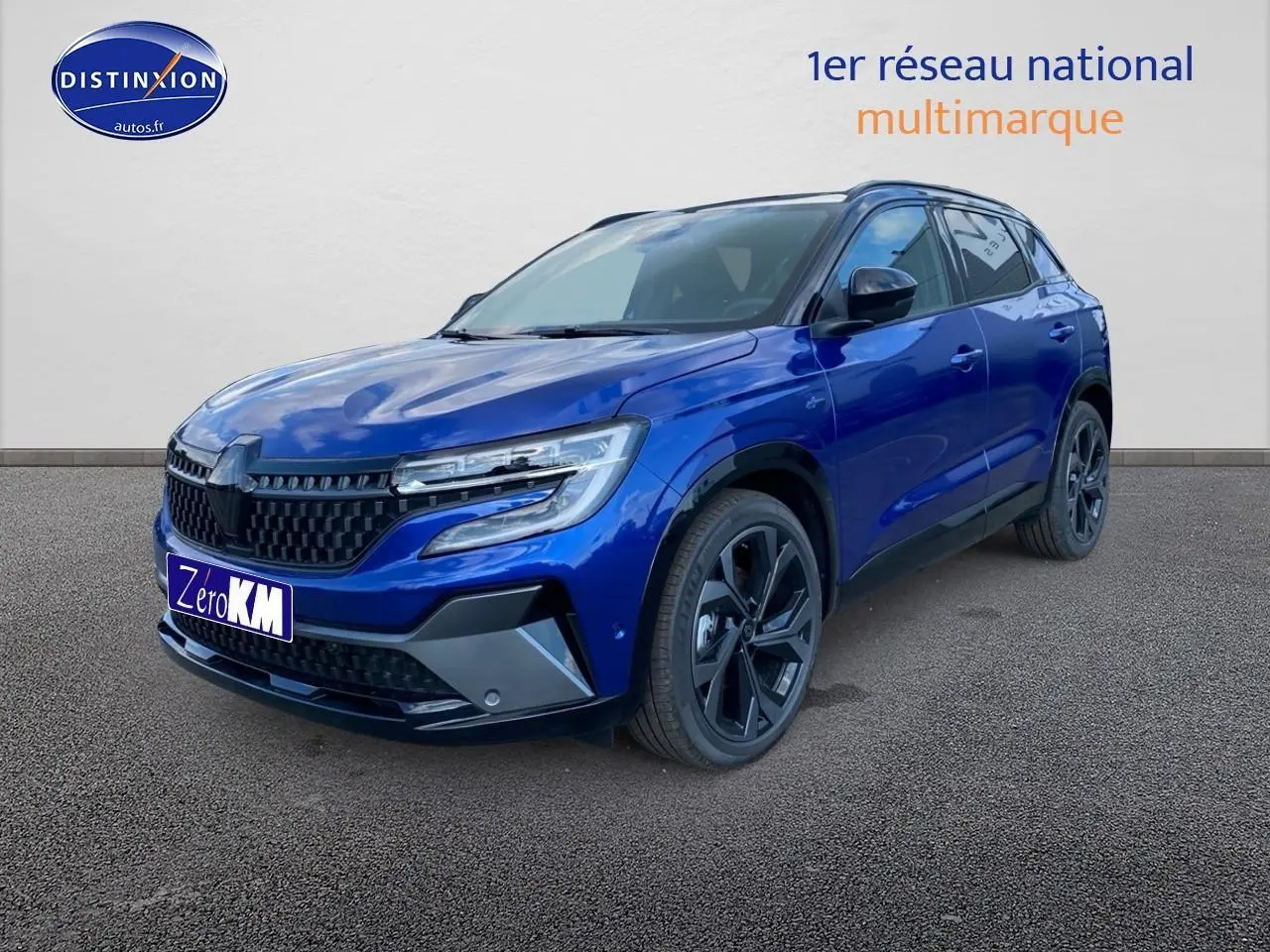 Renault Austral bleu iron en 3/4 avant droit avec jantes noires et calandre marquée esprit Alpine.