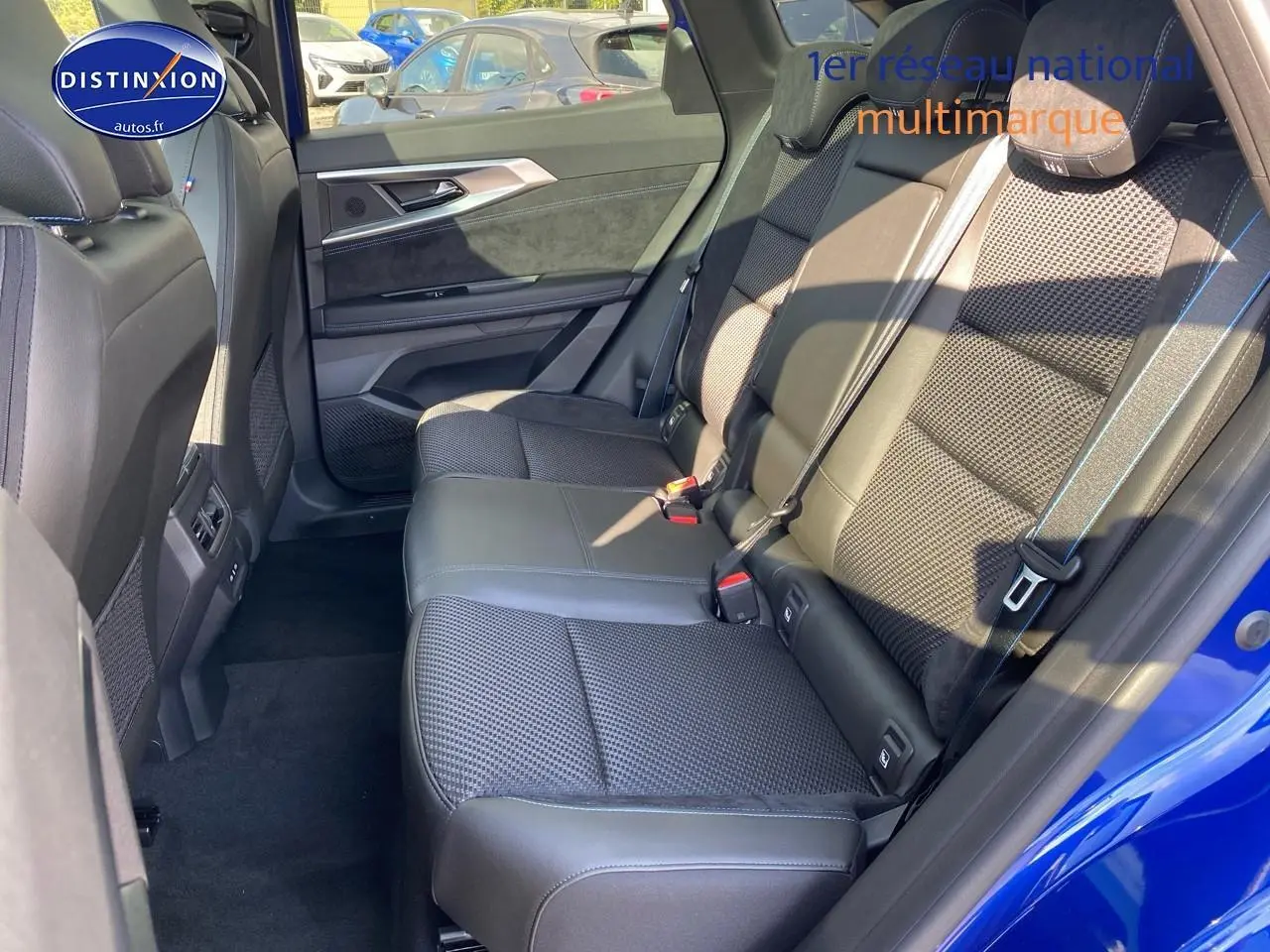 Banquette arrière en cuir noir vue côté droit du Renault Austral 2025 bleu iron t/noir éto avec ceintures et appui-têtes.