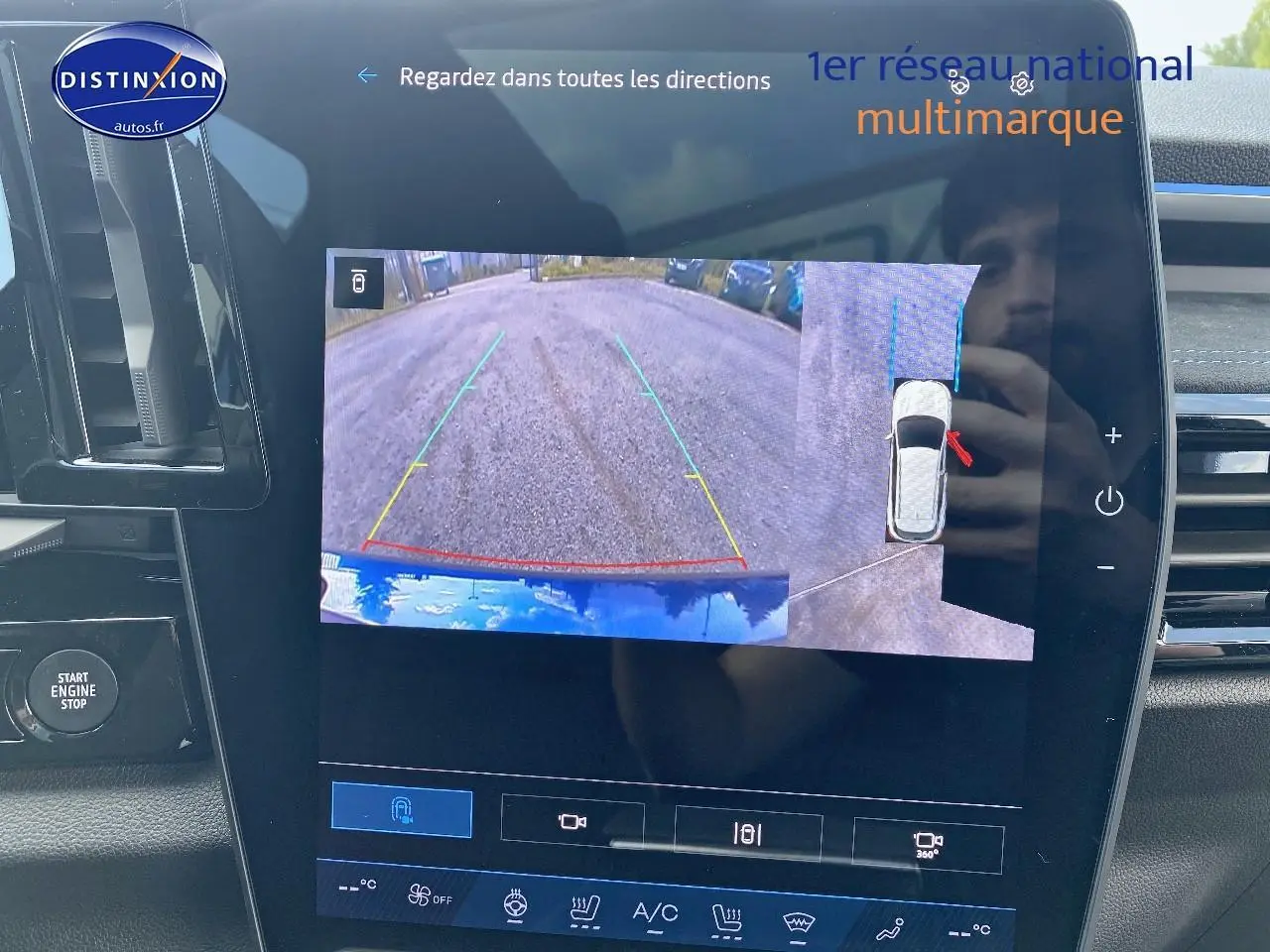 Écran tactile intérieur montrant la caméra de recul et vue panoramique 360° du Renault Austral bleu iron t/noir eto.