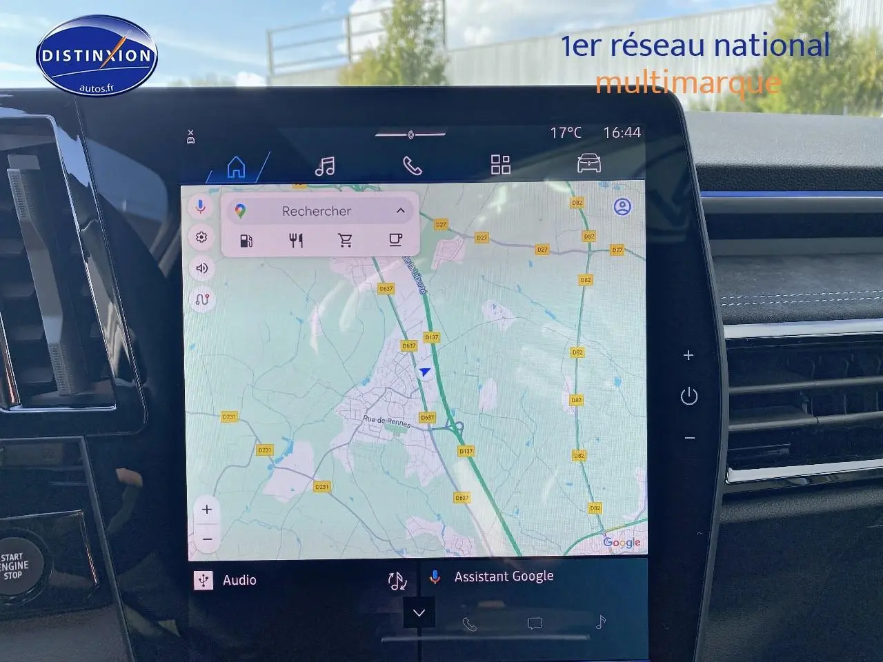 Écran tactile central affichant la navigation GPS dans l'habitacle du Renault Austral 2025.