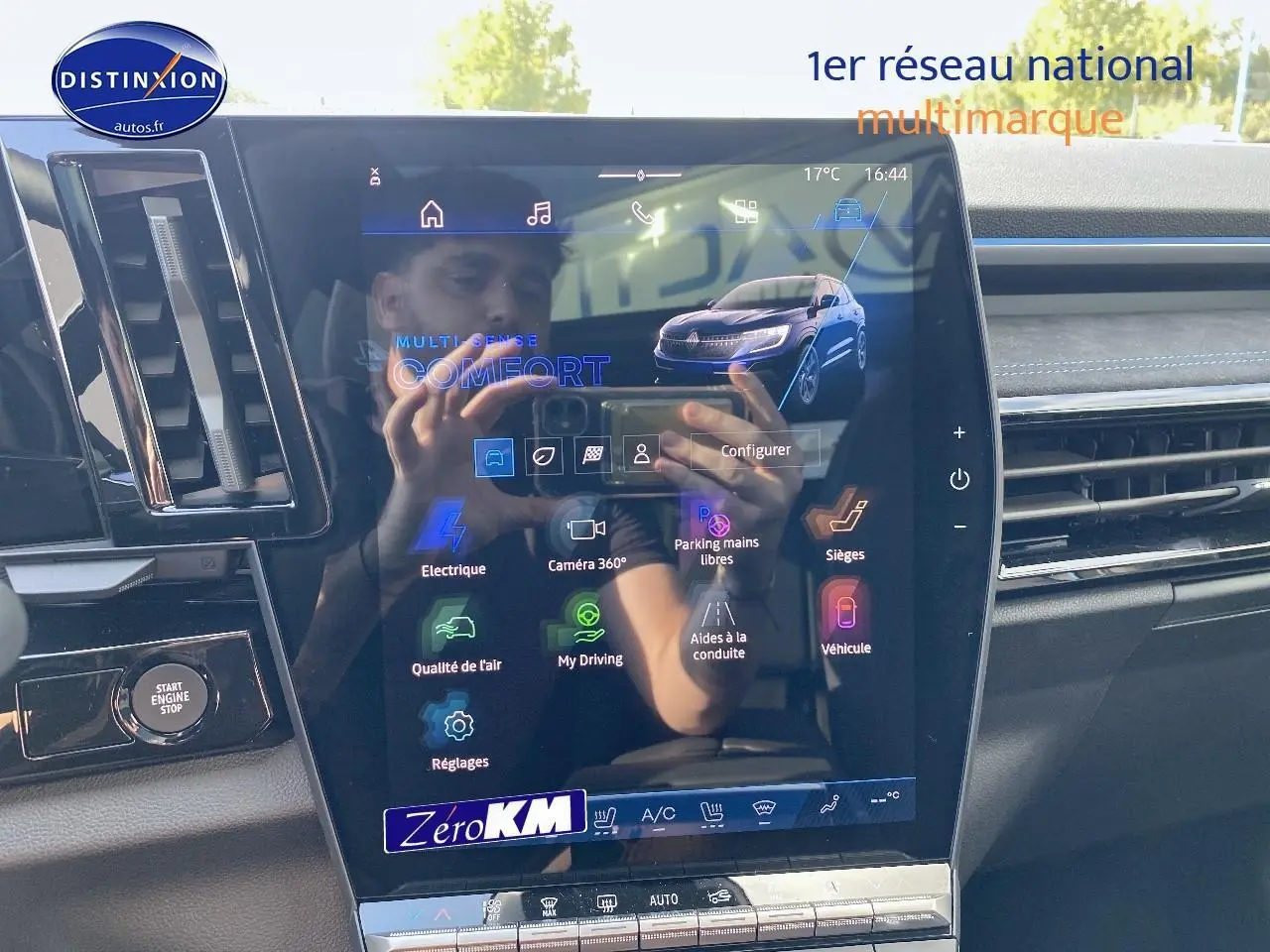 Écran tactile central affichant les options de conduite du Renault Austral bleu iron, intérieur moderne avec détails noirs.