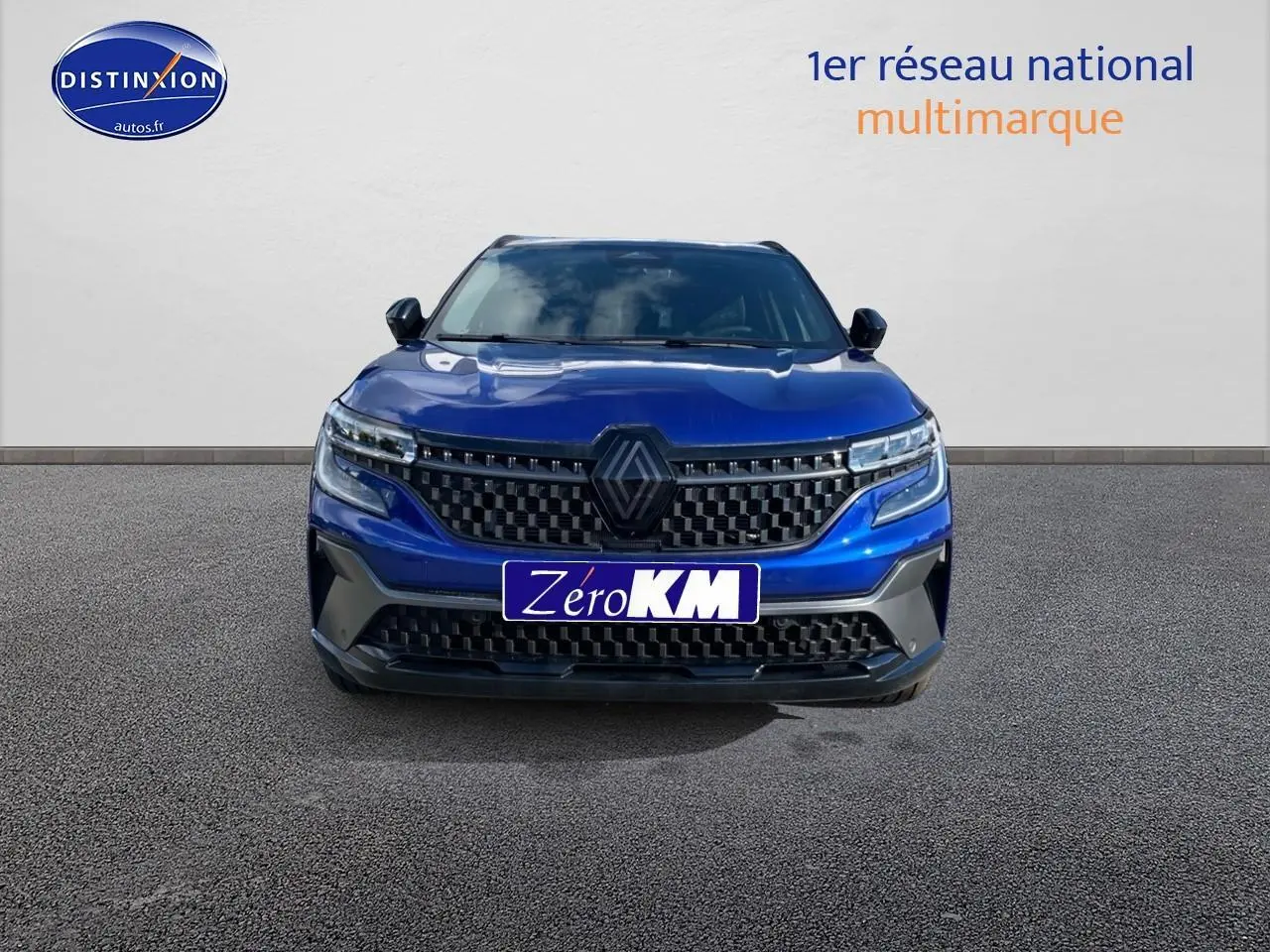Vue avant du Renault Austral 2025 en bleu iron avec calandre noire et logo central proéminent.