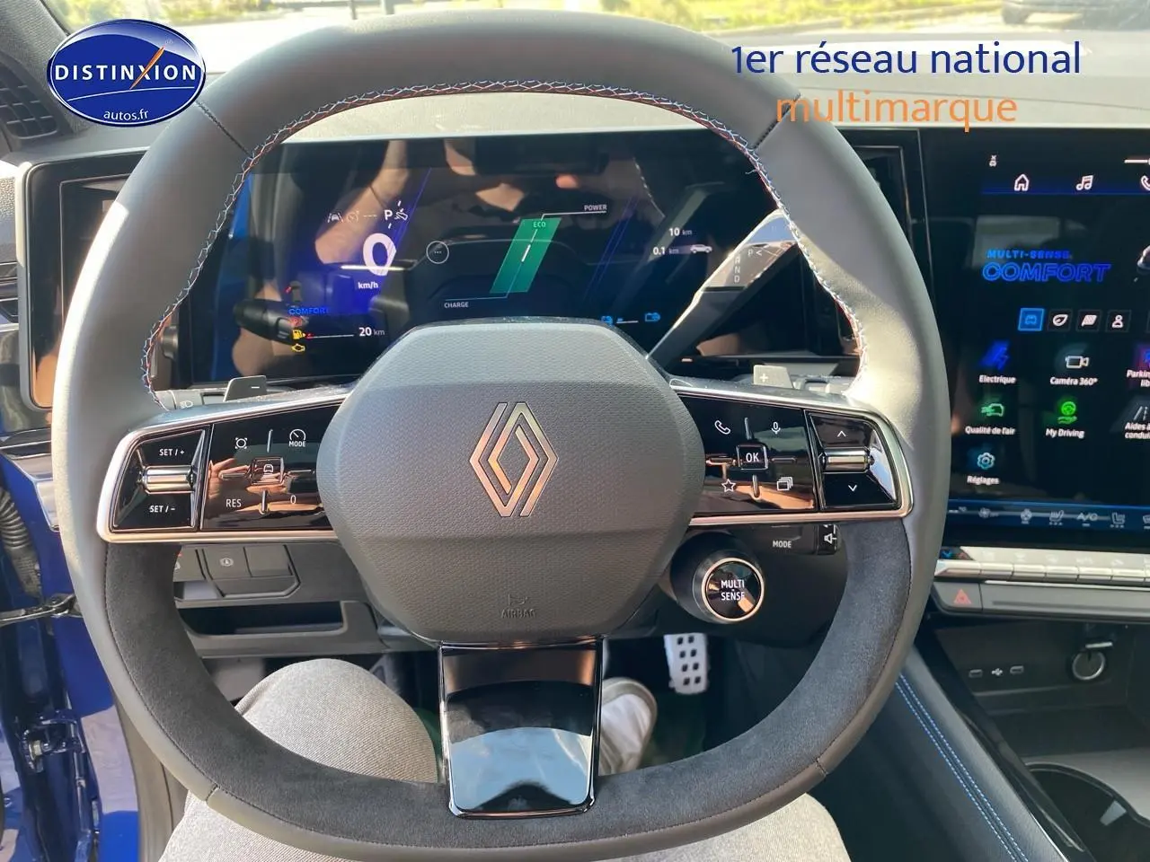 Vue centrée sur le volant cuir et alcantara du Renault Austral bleu, avec tableau de bord numérique et écran tactile.