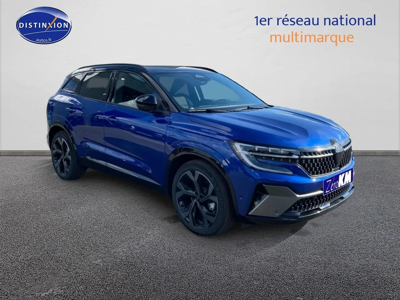 Renault Austral bleu iron en 3/4 avant droit avec toit noir et jantes alu noires élégantes.