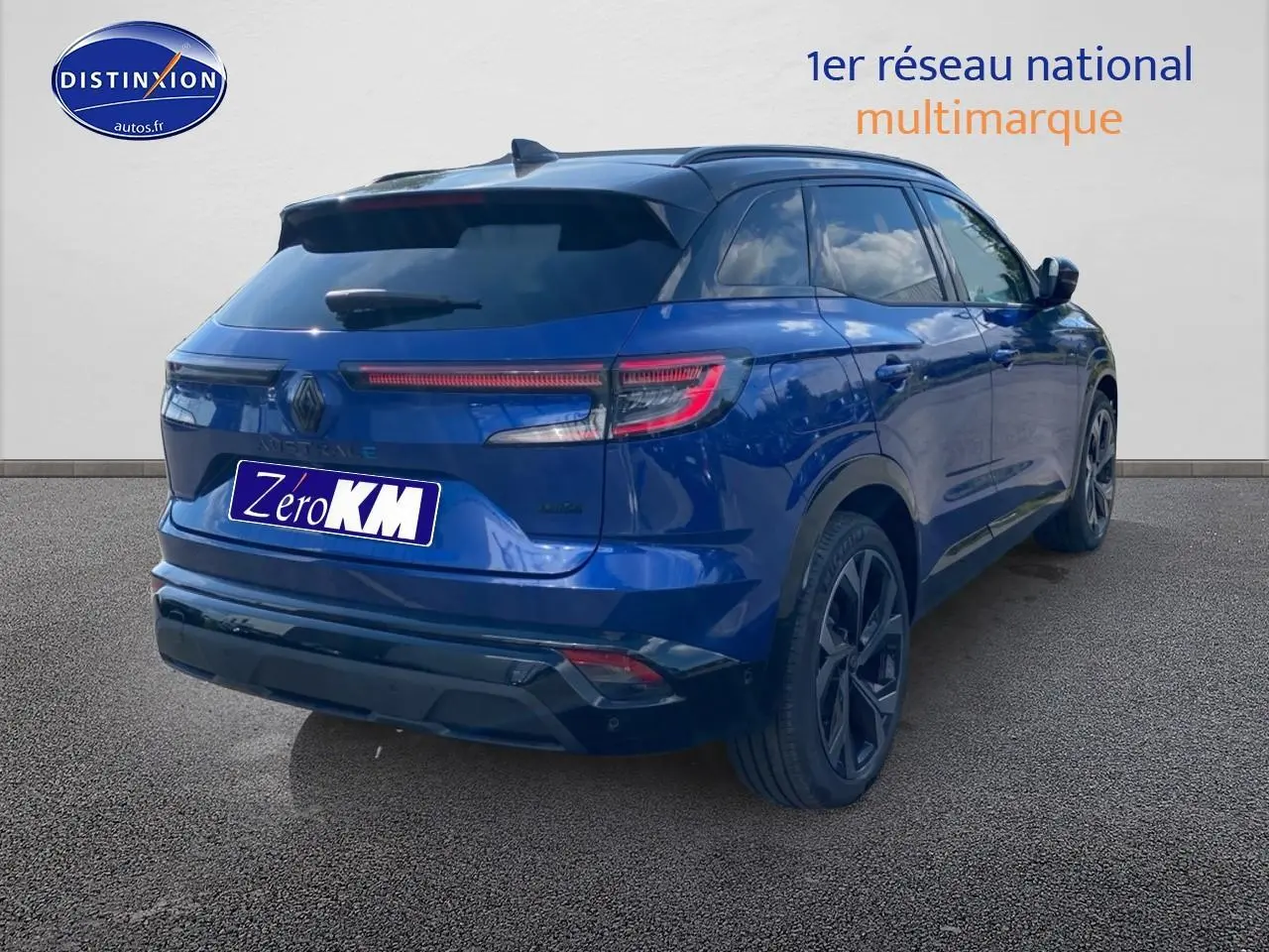 Vue 3/4 arrière droite d'un Renault Austral bleu iron avec toit noir et feux arrière LED distinctifs.