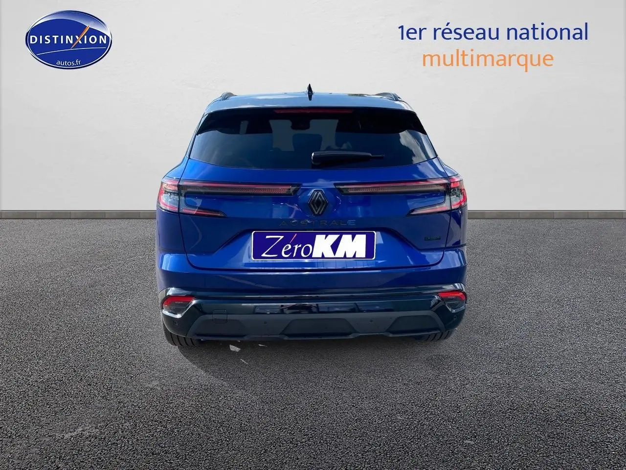 Vue arrière d'un Renault Austral 2025 bleu iron avec feux arrière LED et toit noir panoramique.