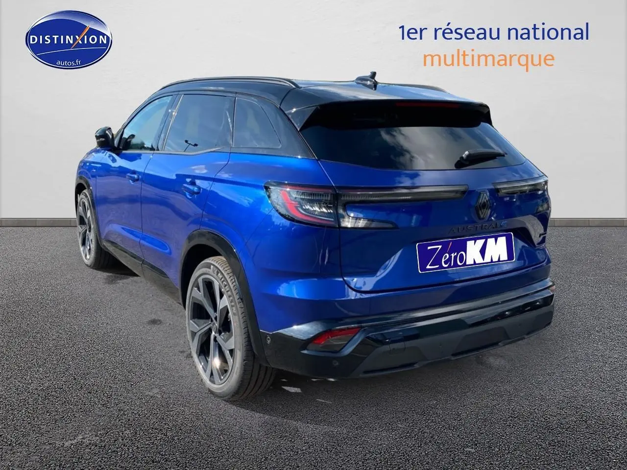 Vue 3/4 arrière droite du Renault Austral bleu iron avec toit noir et jantes aluminium.