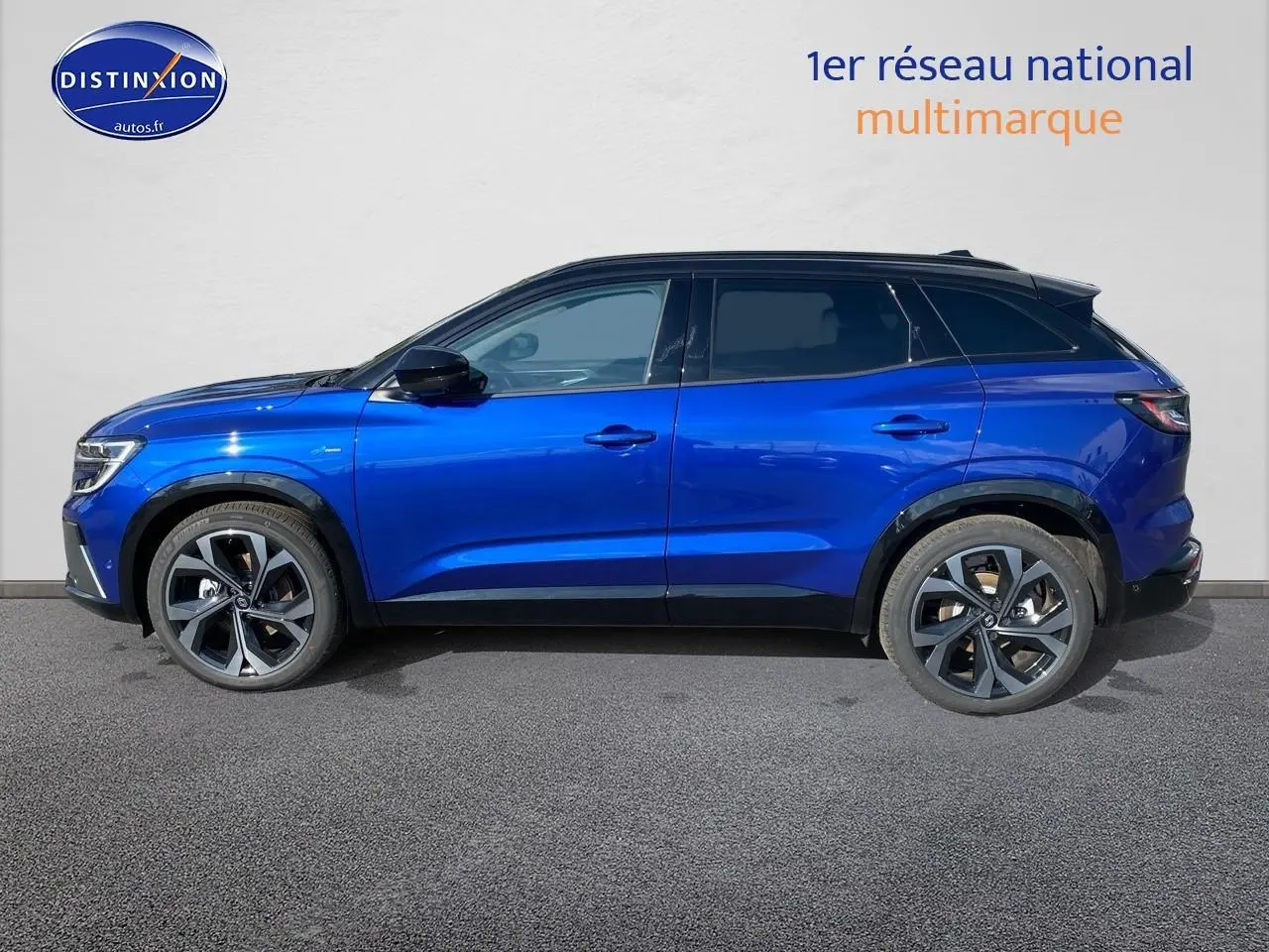Profil droit du Renault Austral 2025 bleu iron avec toit noir et jantes alliage distinctives