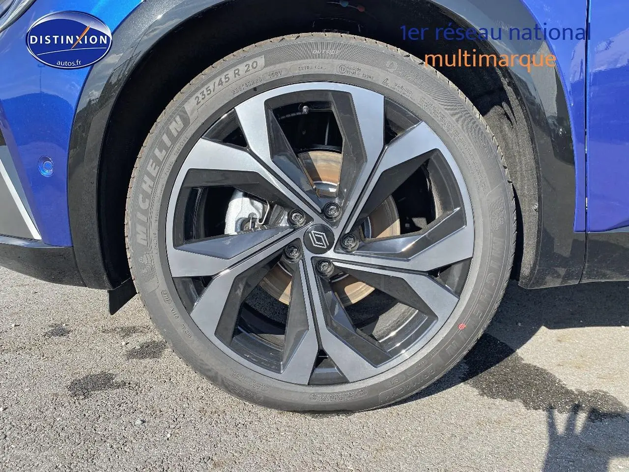 Gros plan sur la jante alu noire et grise du côté avant gauche du Renault Austral bleu iron t/noir éto 2025.