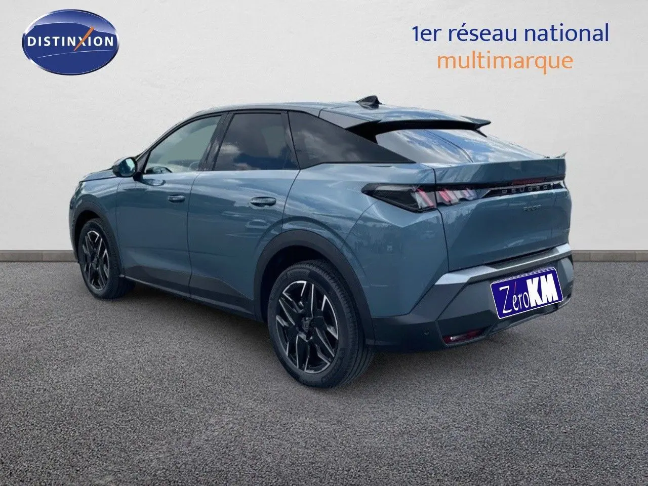 Vue 3/4 arrière droite du Peugeot 3008 Hybrid bleu Ingaro Metal avec jantes noires bicolores et toit noir.