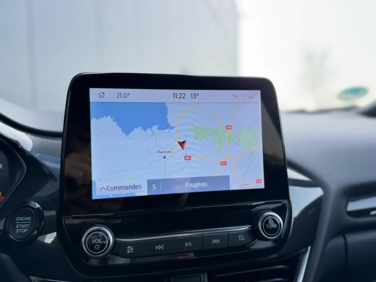 Vue rapprochée de l’écran tactile du GPS dans l’habitacle du Ford Puma 2024, affichant une carte routière.