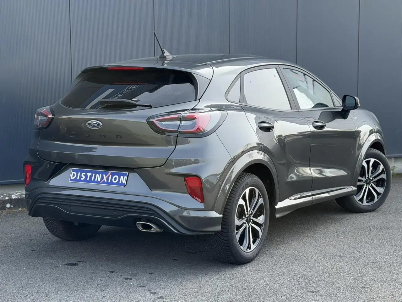 Vue 3/4 arrière droite du Ford Puma gris magnétique avec hayon électrique et jantes alliage 17 pouces diamantées.