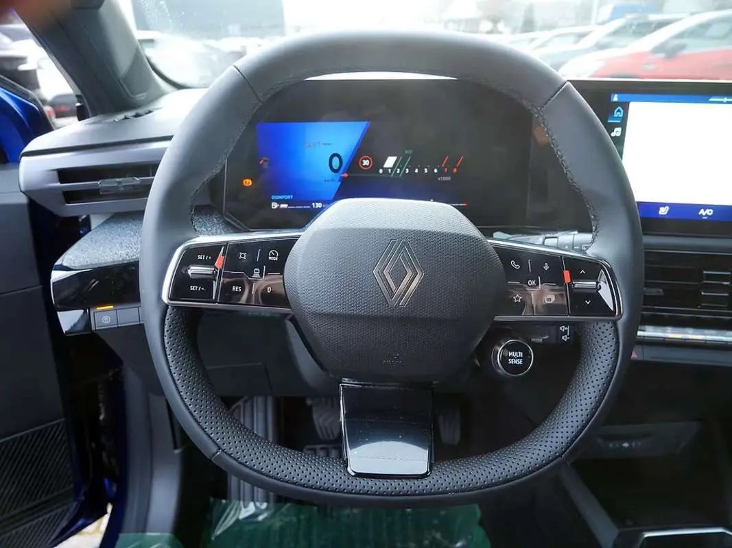 Vue rapprochée du volant multifonctions noir et du tableau de bord numérique de la Renault Clio VI 6 TCE 115 Techno Plus.