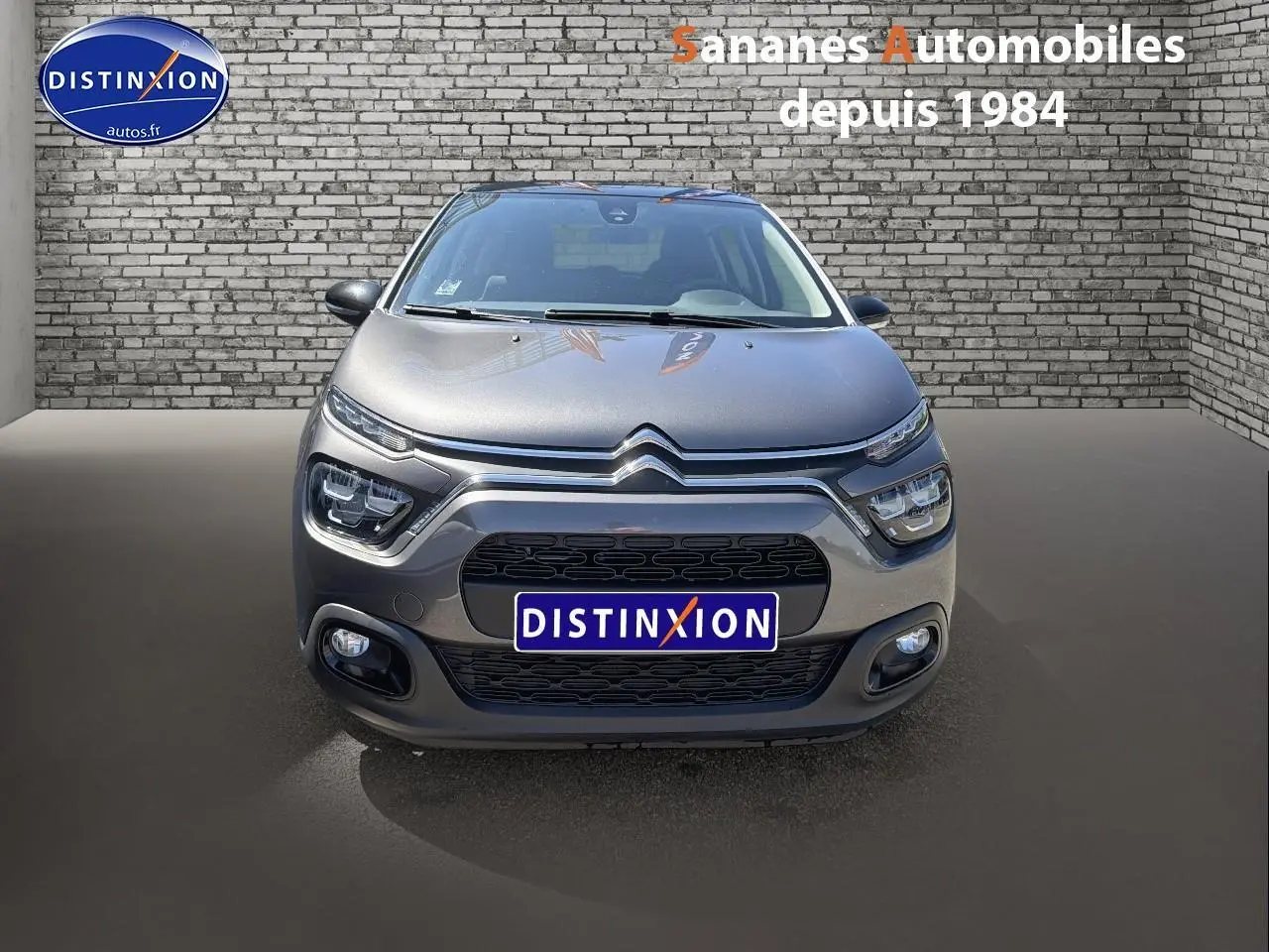 Vue avant d'une Citroën C3 gris foncé 2022 avec signature lumineuse et calandre noire distinctive.