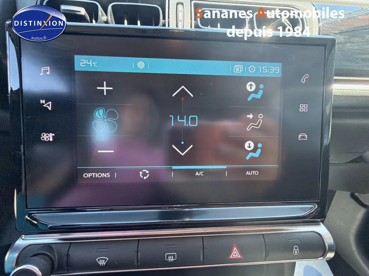 Écran tactile central de la Citroën C3 2022 affichant la climatisation automatique, vue intérieure frontale.