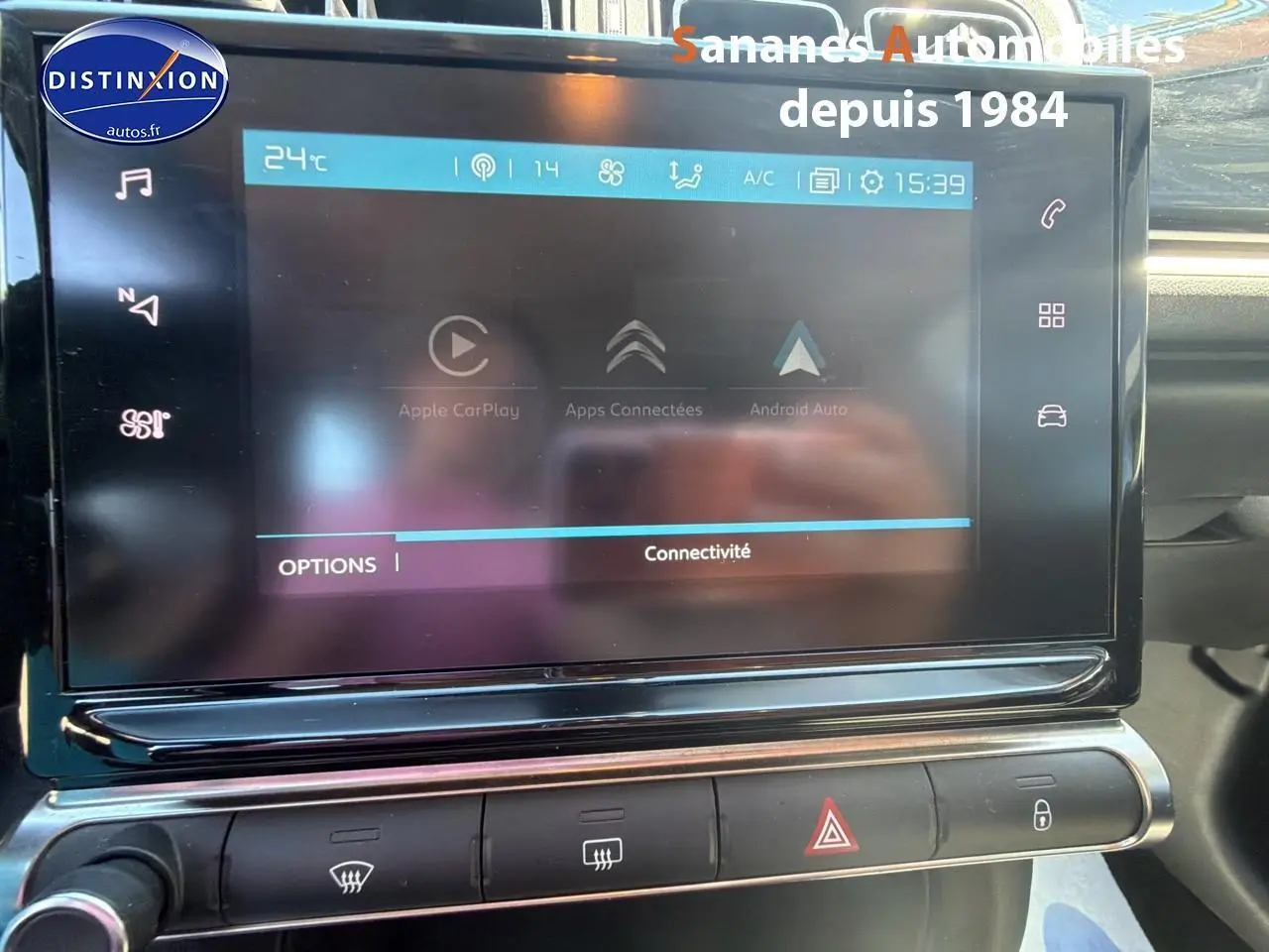 Écran tactile central de la Citroën C3 2022 en gros plan, affichant les options de connectivité.
