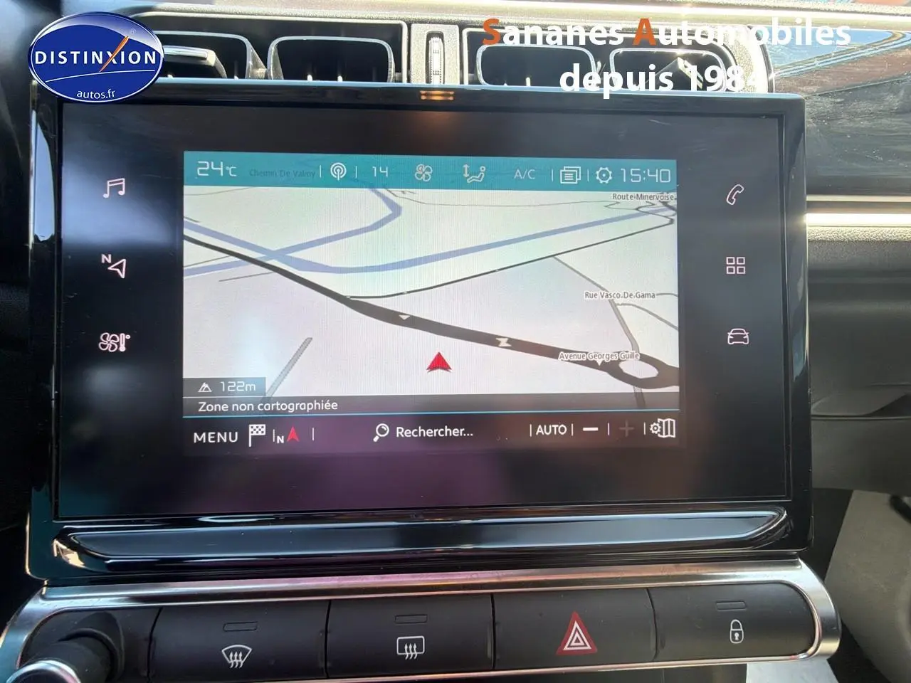 Écran tactile central du tableau de bord de la Citroën C3 gris foncé, affichant la navigation GPS.