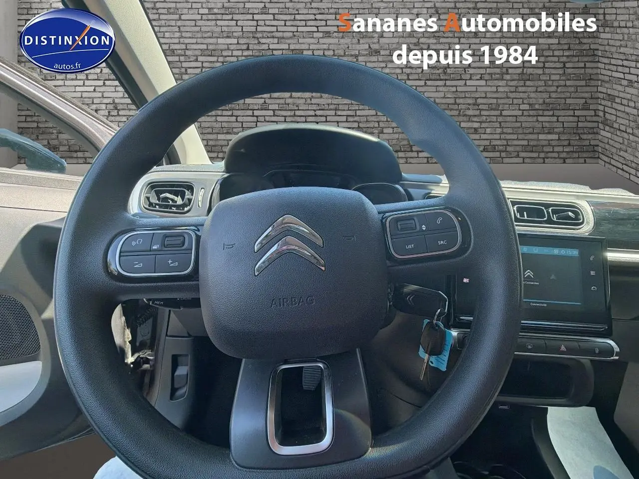 Vue centrée sur le volant noir de la Citroën C3 2022 avec tableau de bord et écran tactile visible.