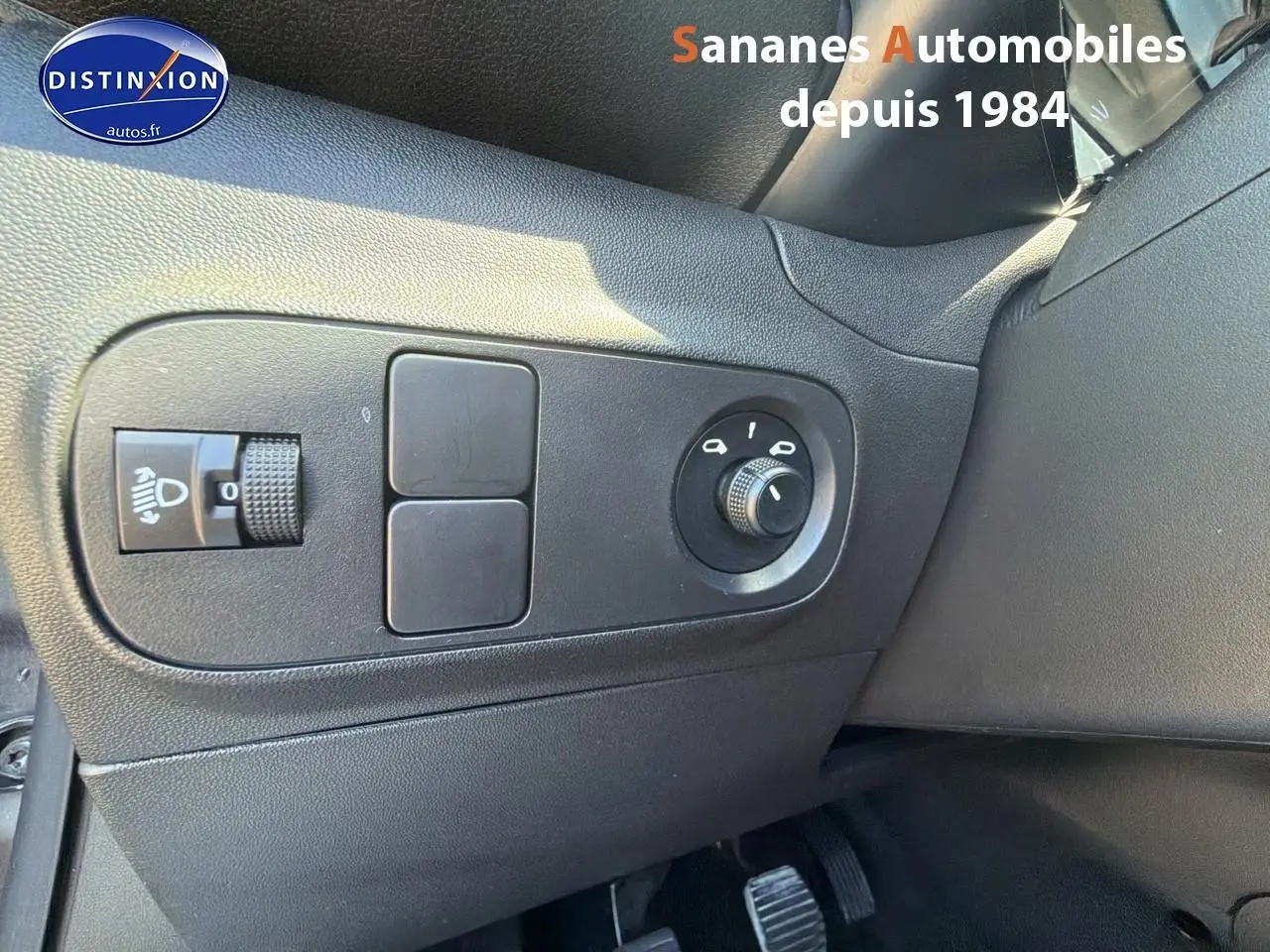 Gros plan sur les commandes d’éclairage et réglage des rétroviseurs côté gauche d’une Citroën C3 gris foncé 2022.