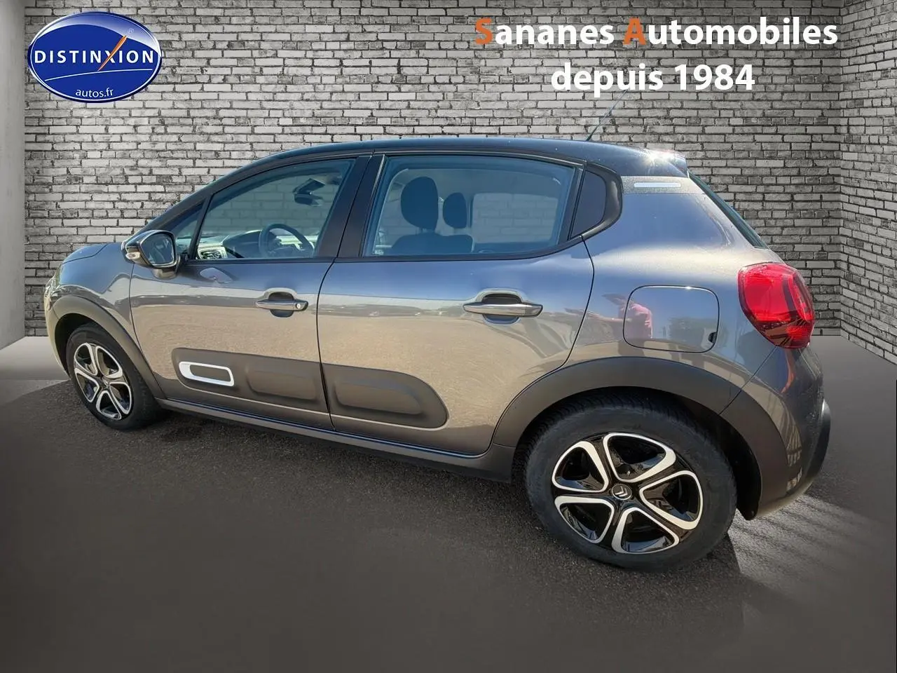 Citroën C3 gris foncé vue de profil côté droit, avec Airbump noirs et jantes alliage distinctives.