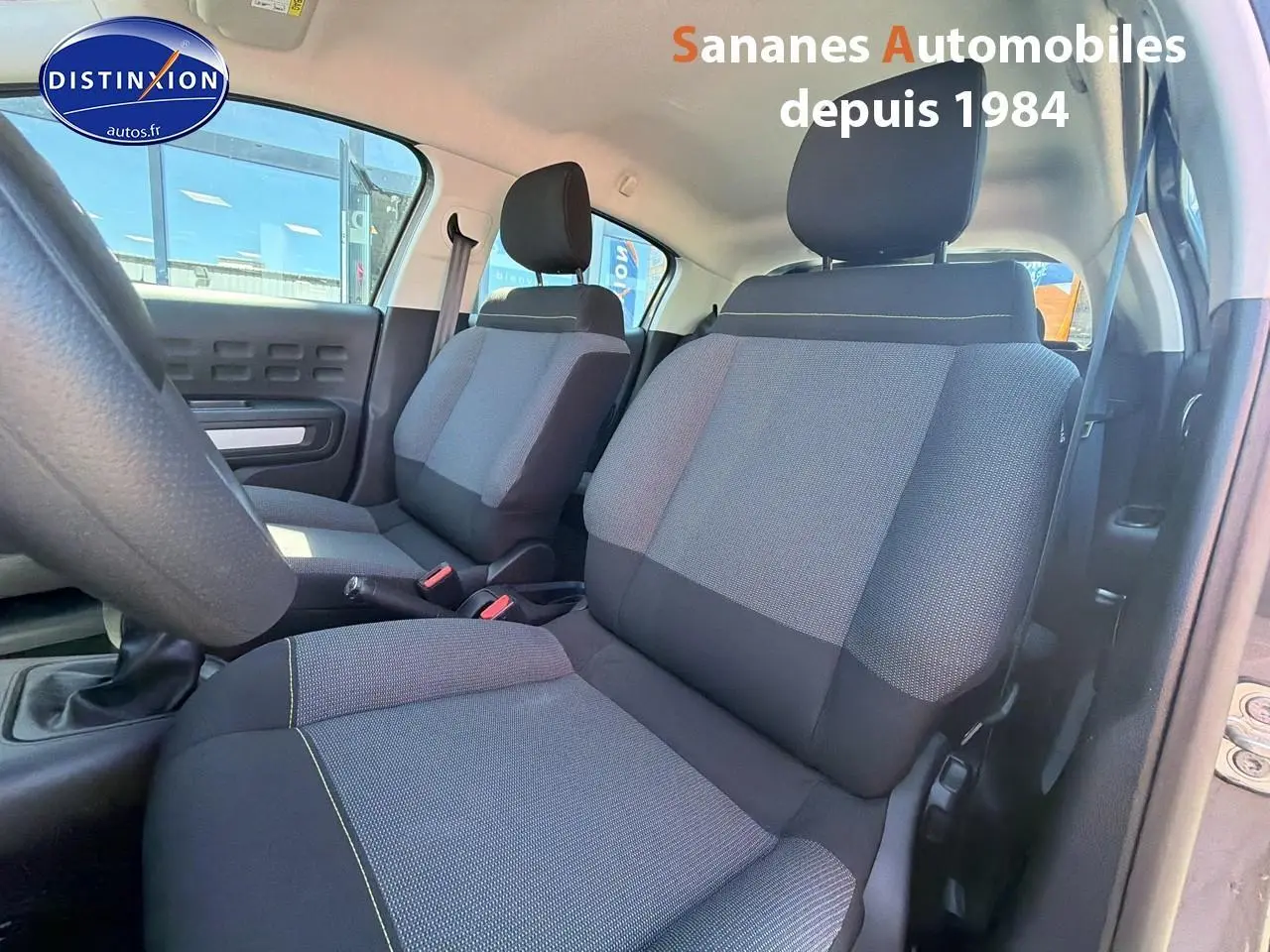 Vue intérieure côté droit des sièges avant en tissu gris Mica d'une Citroën C3 gris foncé 2022.