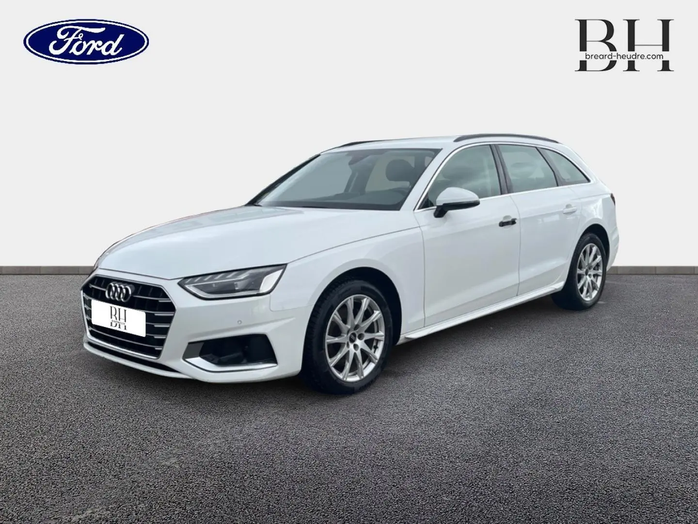 Audi A4 Avant blanc glacier métallisé vue 3/4 avant droit sur fond neutre avec jantes alu visibles.