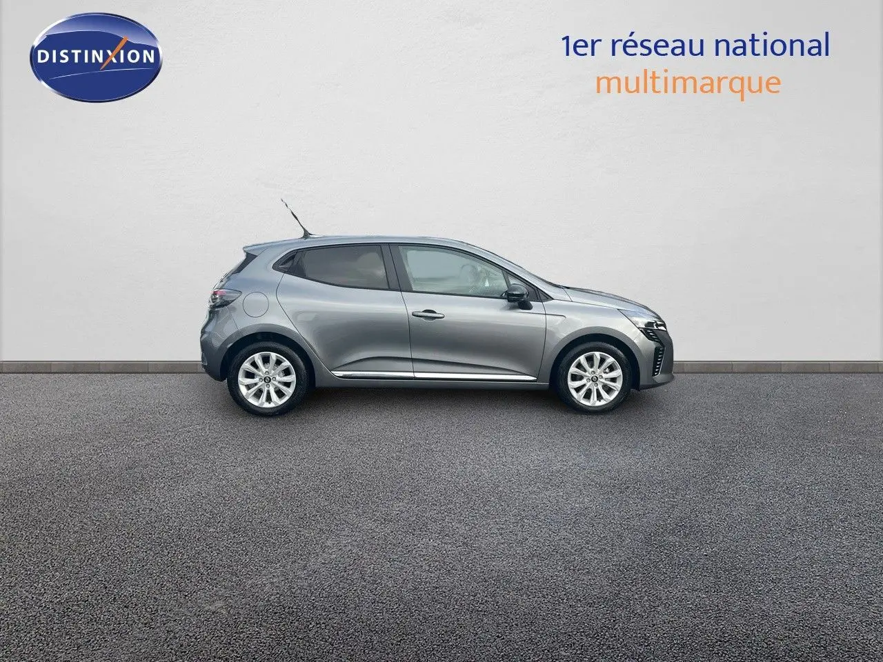 Profil droit d'une Renault Clio 2024 gris schiste métal, compacte et moderne, sur fond neutre extérieur.