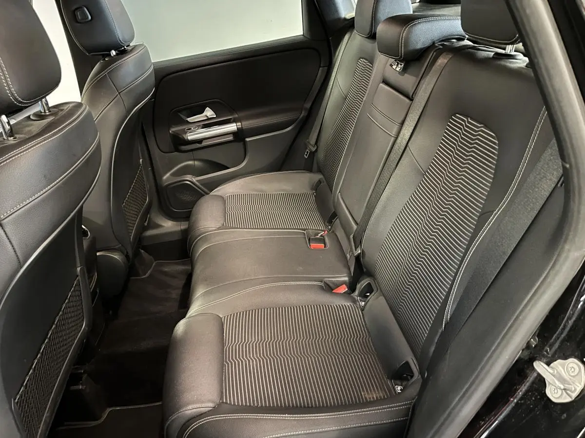 Vue côté droit de la banquette arrière noire avec surpiqûres et ceintures de sécurité d'une Mercedes Classe B 180 d 2019.