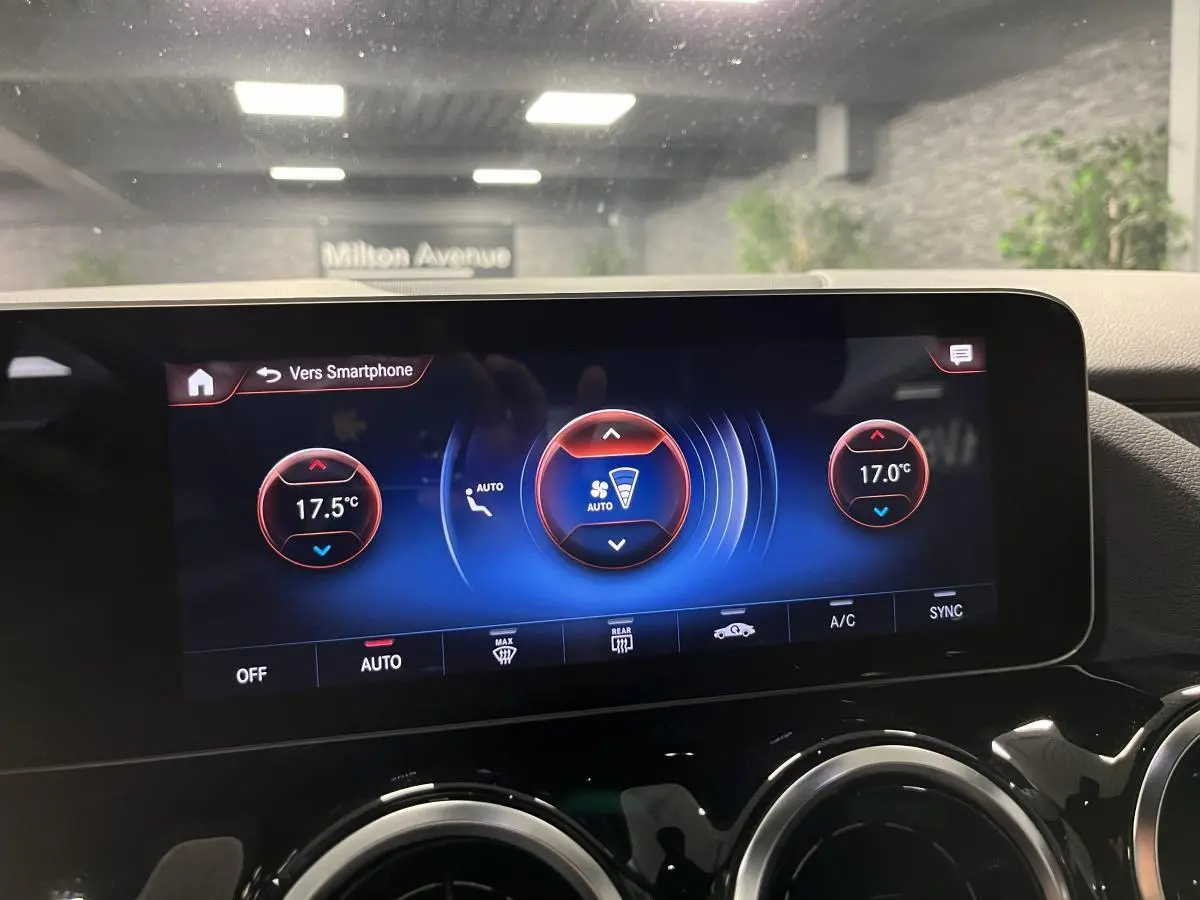 Écran tactile 10 pouces affichant la climatisation automatique de la Mercedes Classe B noire, vue intérieure centrale.