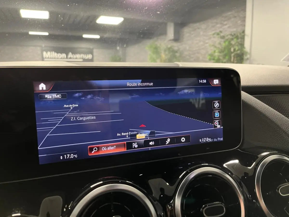 Écran tactile 10 pouces du système de navigation MBUX dans l'habitacle noir d'une Mercedes Classe B 180 d 2019