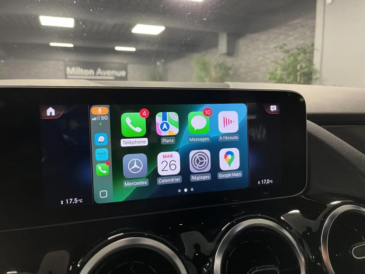 Écran tactile 10 pouces du système multimédia MBUX dans une Mercedes Classe B noire, vue intérieure centrale.