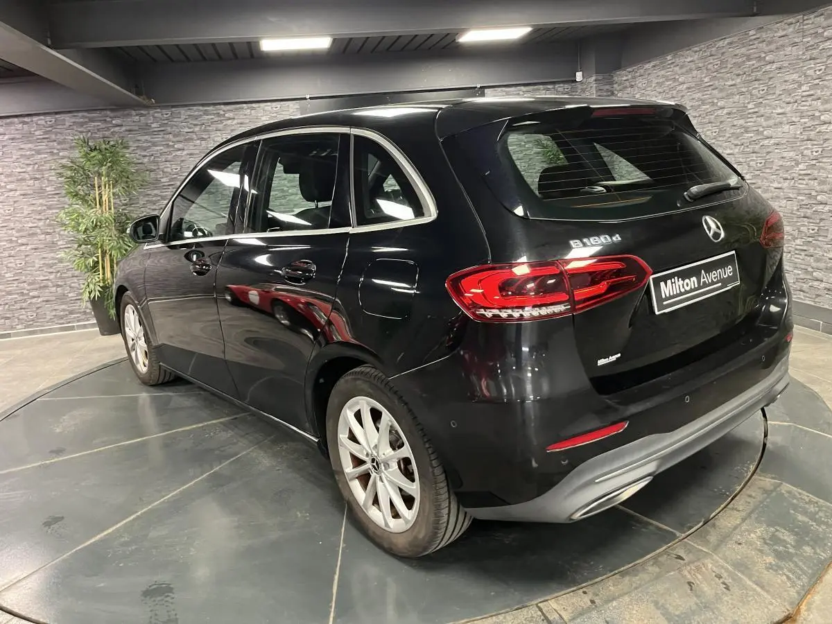 Mercedes Classe B 180 d noire vue 3/4 arrière droit, avec feux LED et jantes alliage 17 pouces argent vanadium.