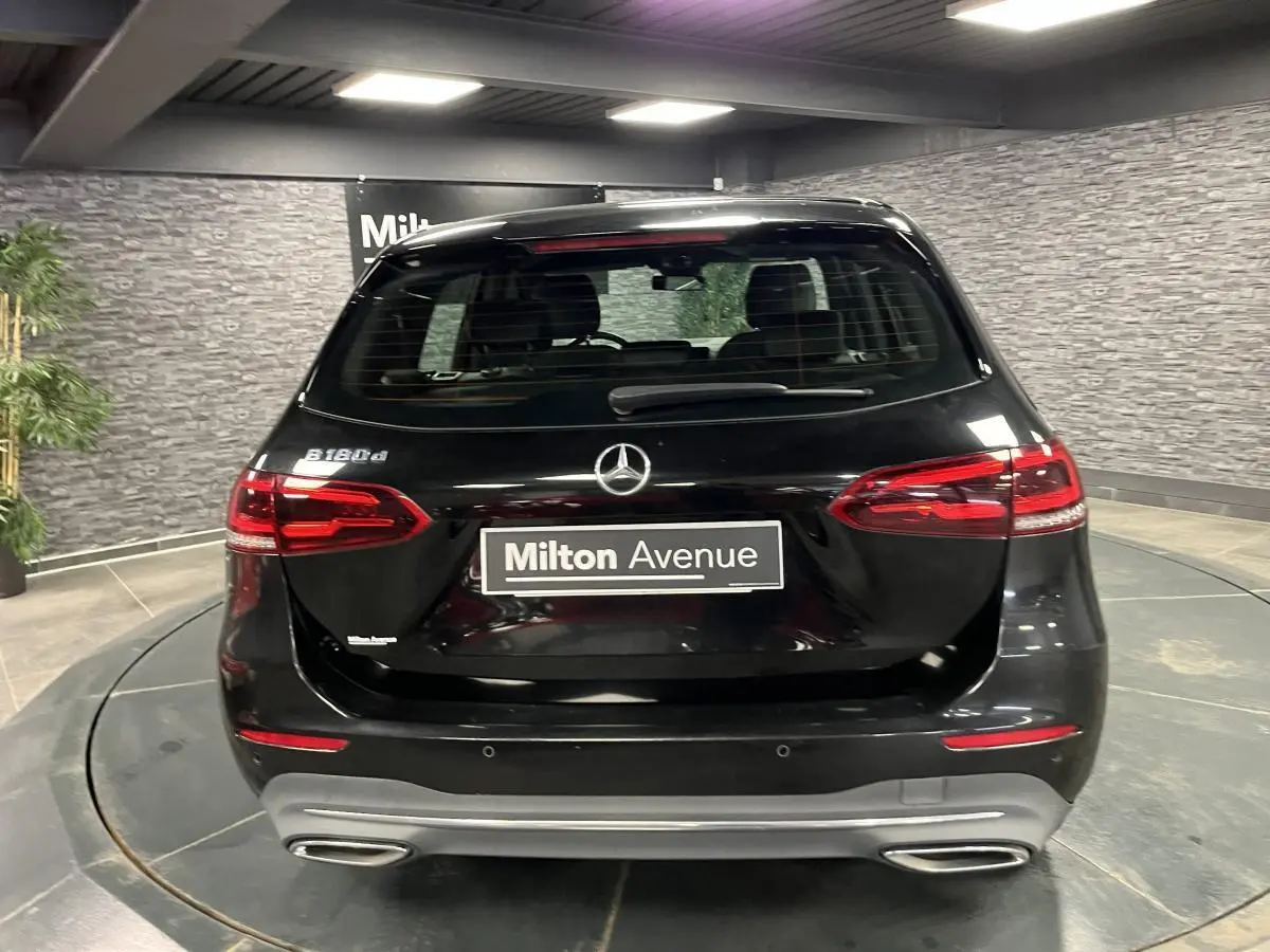 Vue arrière d'une Mercedes Classe B 180 d noire avec feux LED et double sortie d'échappement chromée.