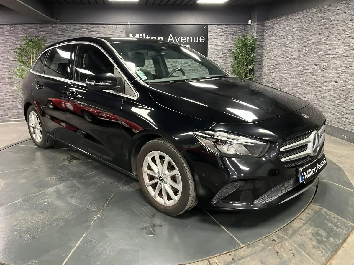 Mercedes Classe B 180 d noire vue en 3/4 avant droit, avec calandre chromée et jantes alliage 17 pouces.