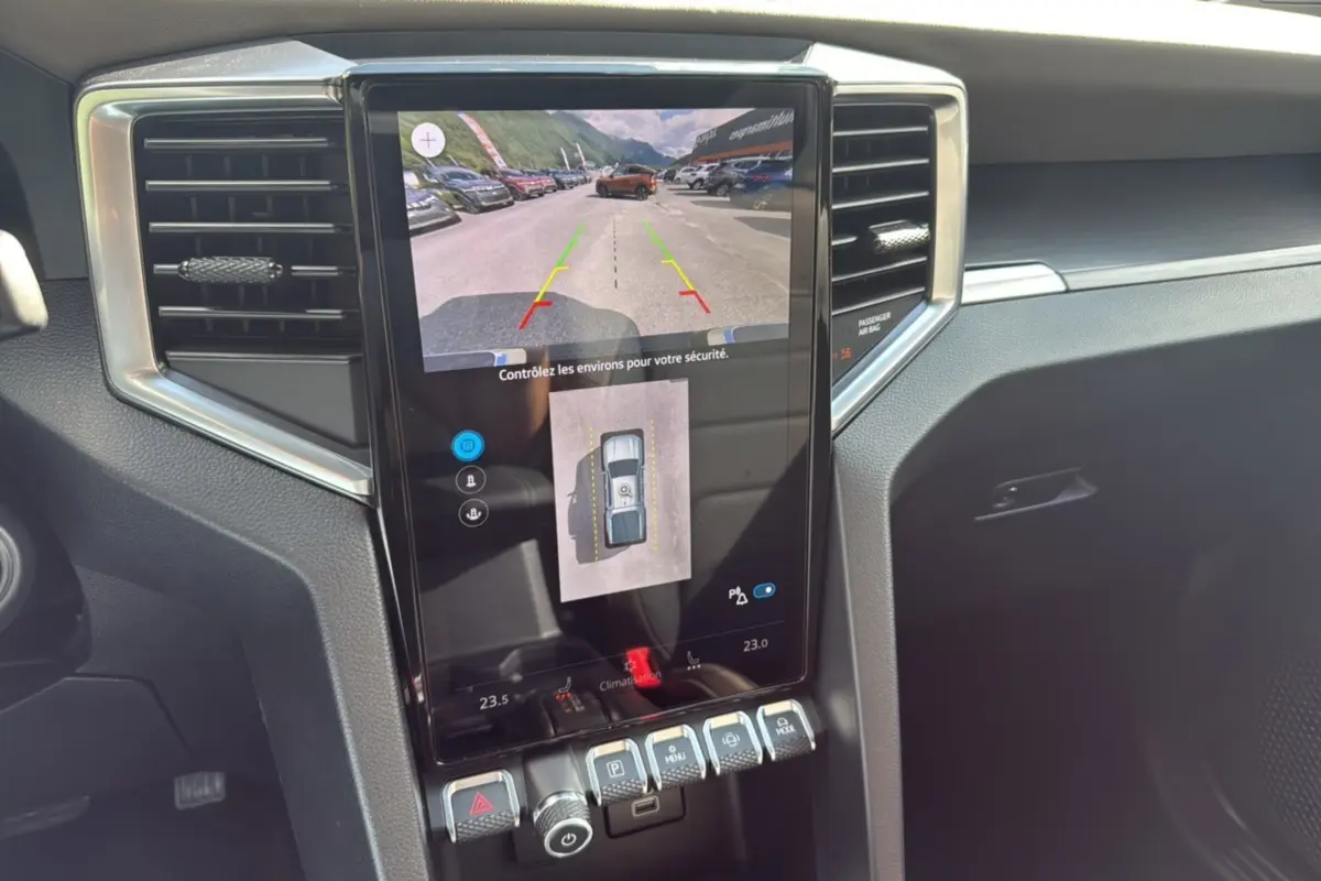 Vue rapprochée de la console centrale du Volkswagen Amarok 2026, écran tactile affichant la caméra 360°, intérieur noir.