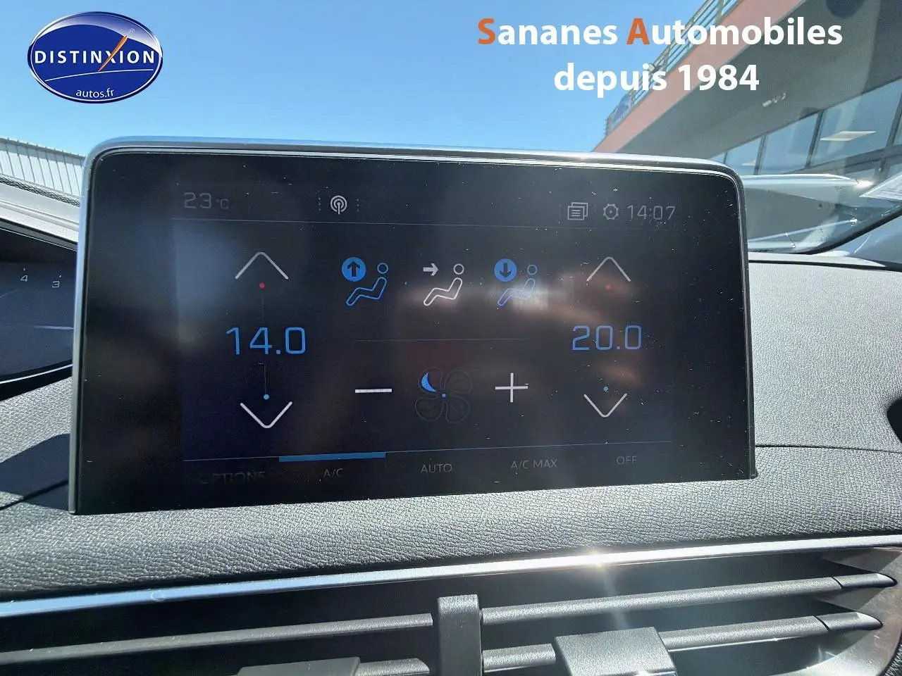 Vue intérieure du tableau de bord du Peugeot 3008 blanc, écran tactile affichant la climatisation bi-zone.