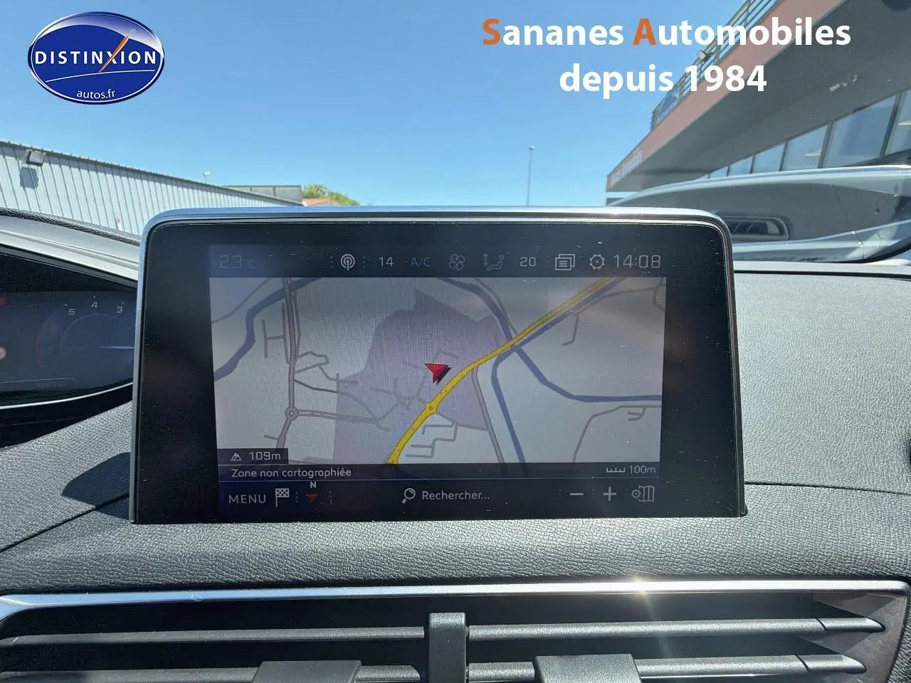 Vue intérieure centrée sur l'écran tactile du système de navigation du Peugeot 3008 blanc de 2018.