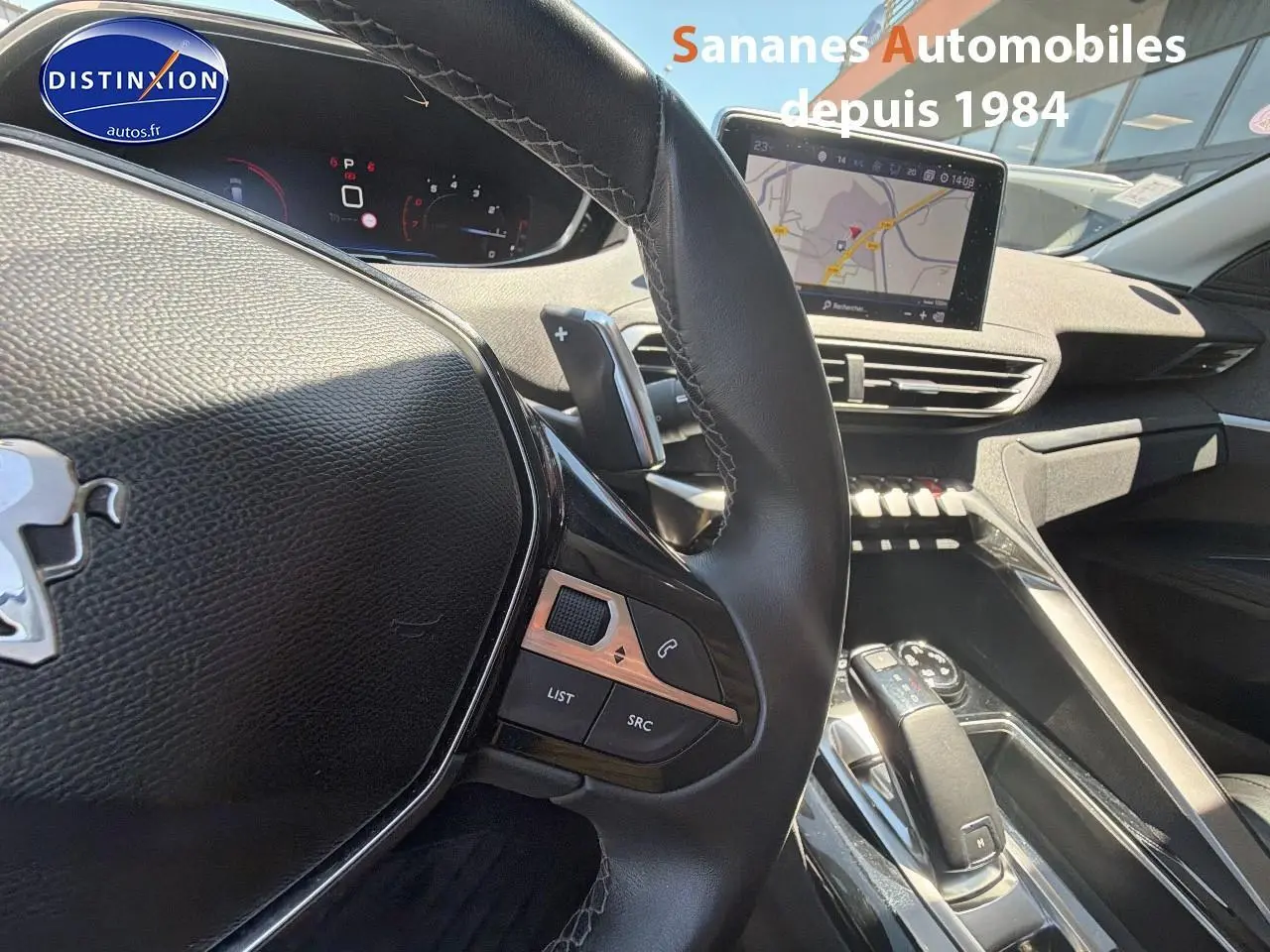 Vue intérieure du Peugeot 3008 blanc 2018, focus sur le volant cuir et l'écran tactile central avec navigation affichée.
