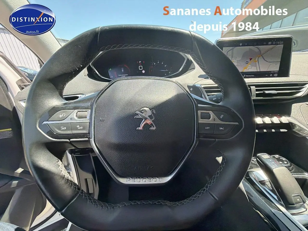 Vue rapprochée du volant cuir noir du Peugeot 3008 2018 avec tableau de bord numérique et écran tactile GPS.