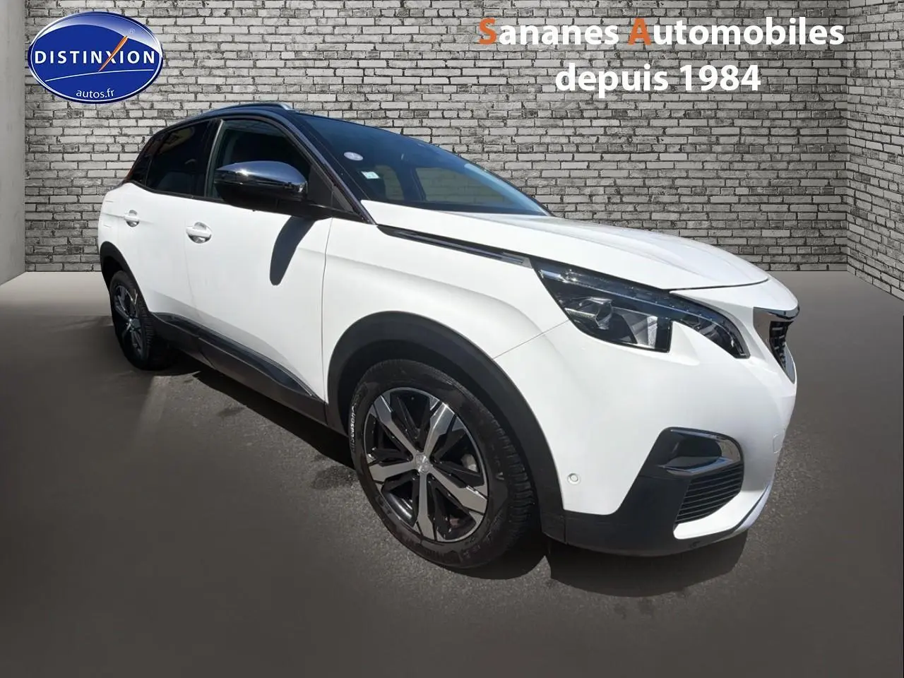 Peugeot 3008 blanc nacré en 3/4 avant droit, toit noir et jantes alliage bi-ton visibles sur fond urbain.