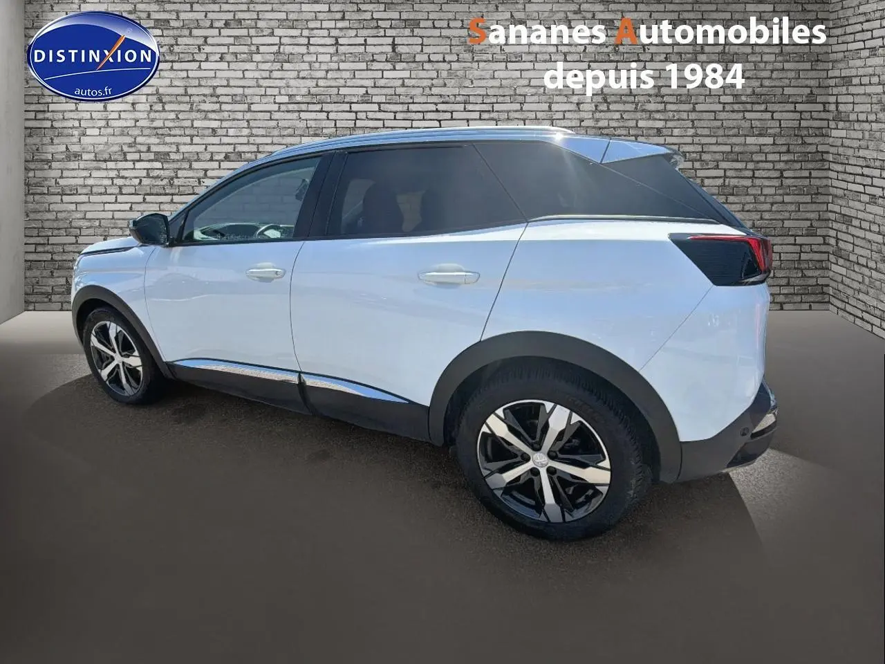 Peugeot 3008 blanc vue de profil côté gauche, avec jantes alliage bi-ton et vitres surteintées.
