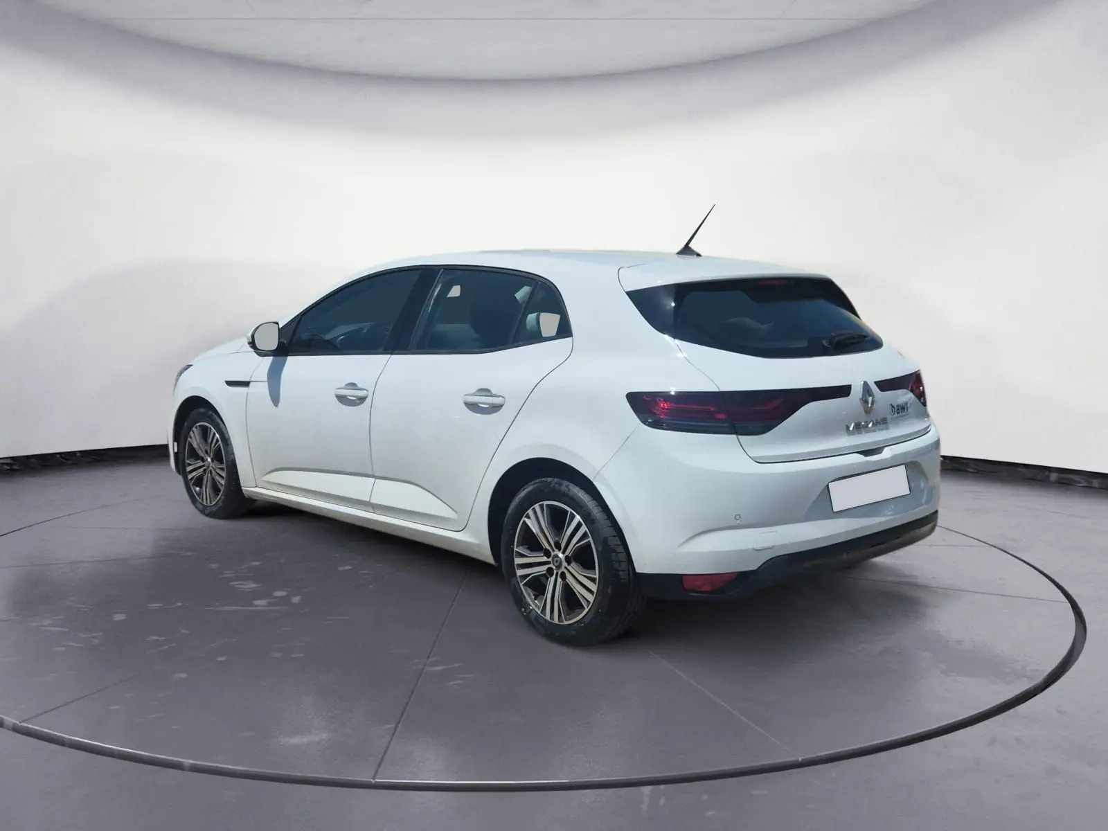 Vue arrière d'une Renault Mégane blanche 1.5 Blue dCi 115 Evolution de 2022, avec feux arrière LED étirés.