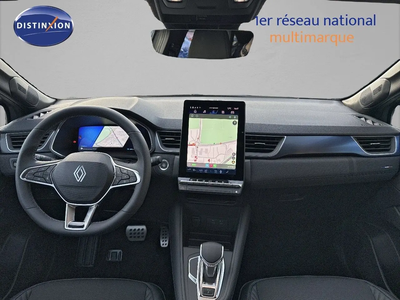 Vue intérieure avant du Renault Symbioz 2024 avec tableau de bord moderne et écran tactile central vertical.