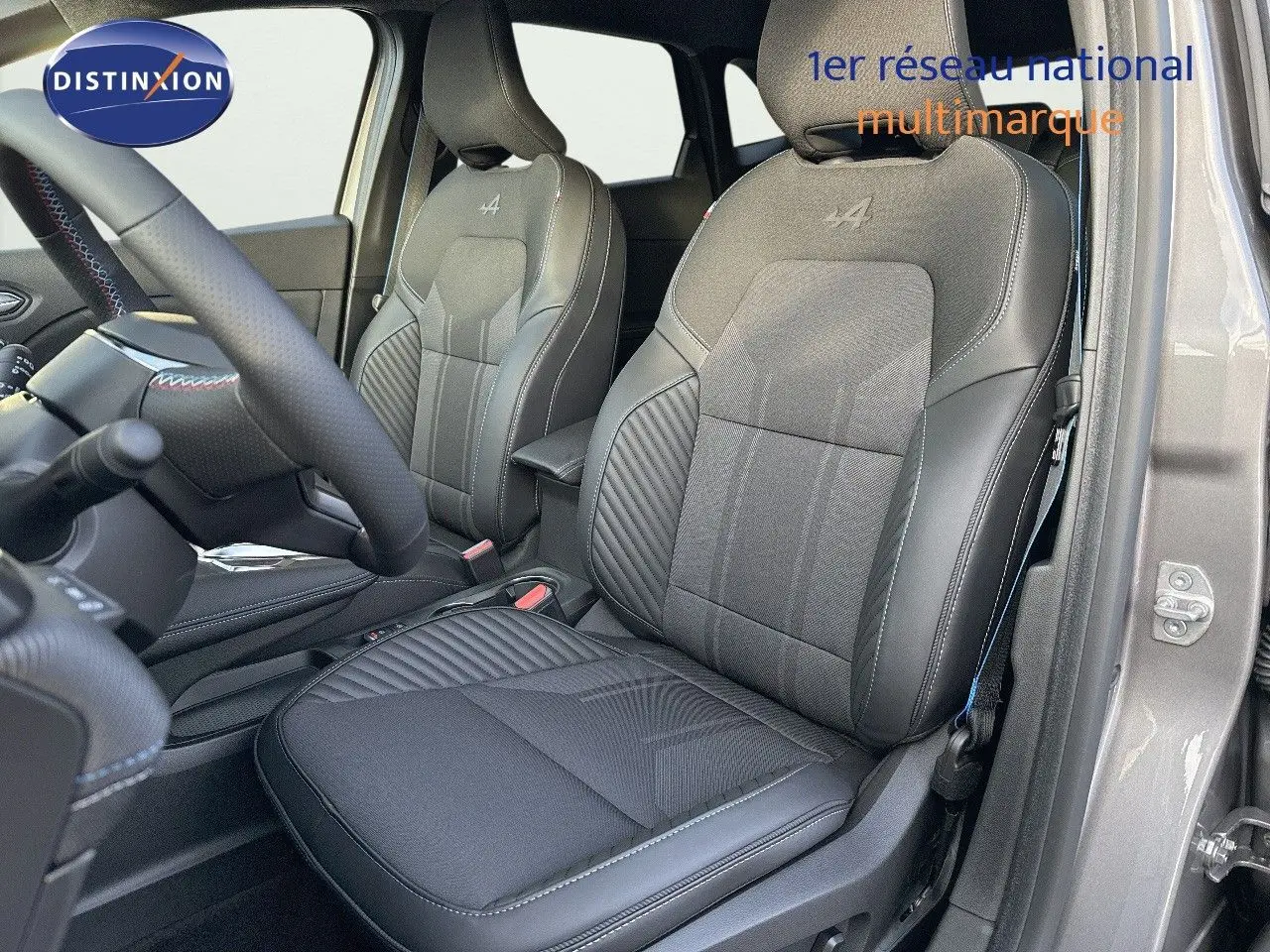 Intérieur montrant les sièges avant électriques gris cassiope du Renault Symbioz E-Tech 145 Esprit Alpine, côté droit ouvert.