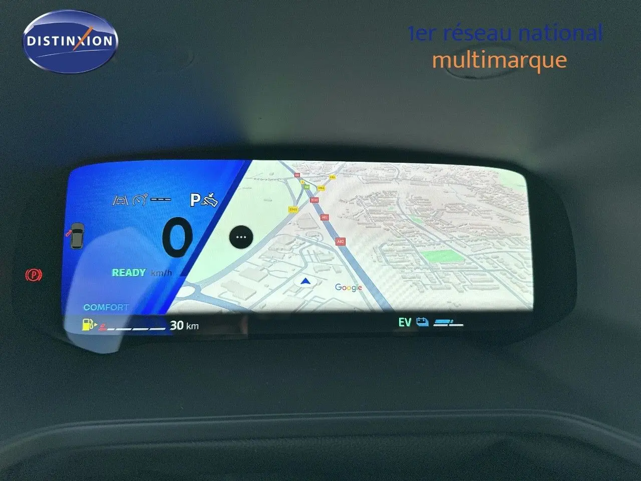 Tableau de bord numérique du Renault Symbioz gris Cassiope 2024 affichant la navigation et l'état du véhicule.