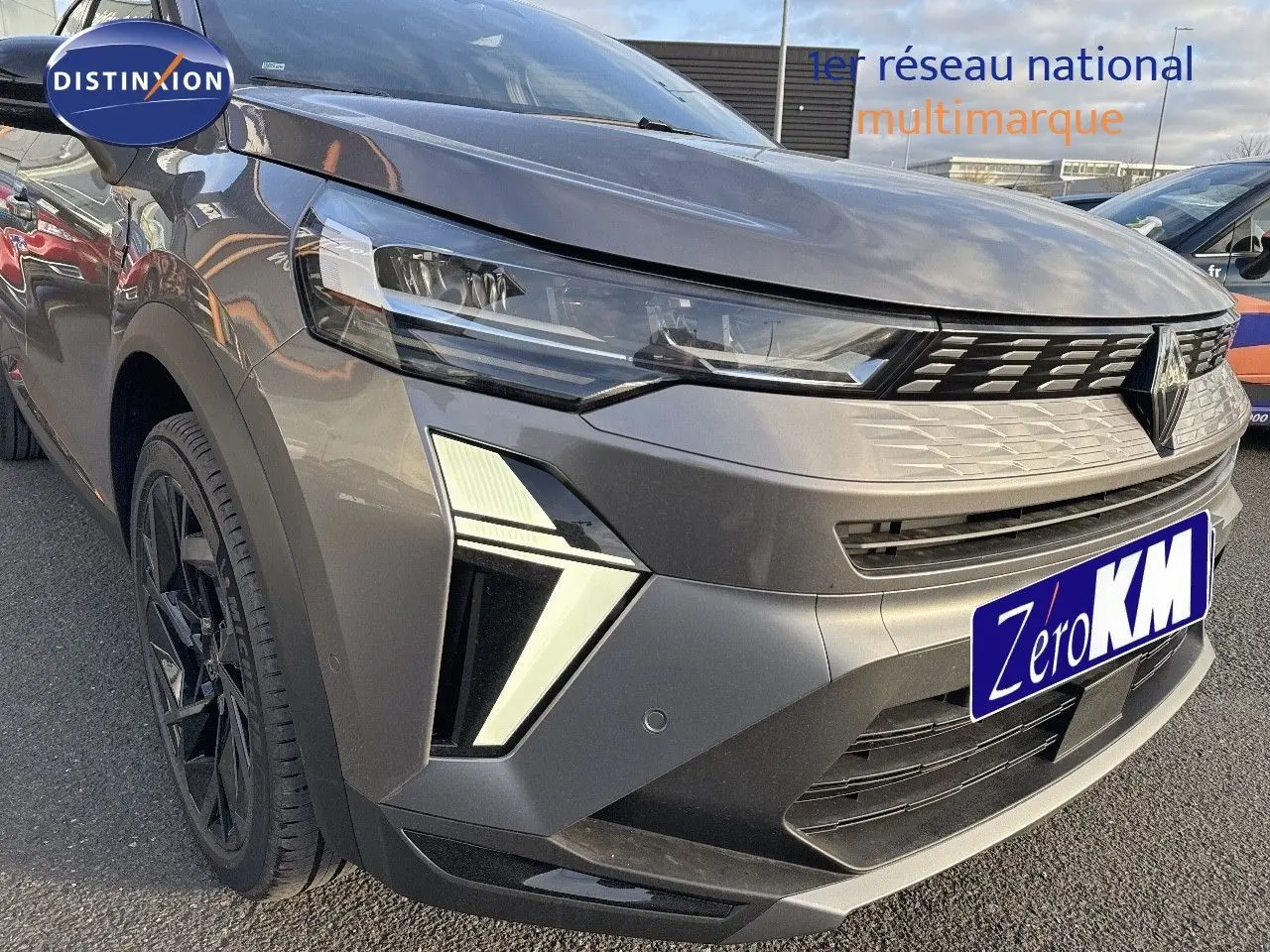 Vue 3/4 avant gauche du Renault SYMBIOZ gris Cassiope avec calandre moderne et phares LED distinctifs.