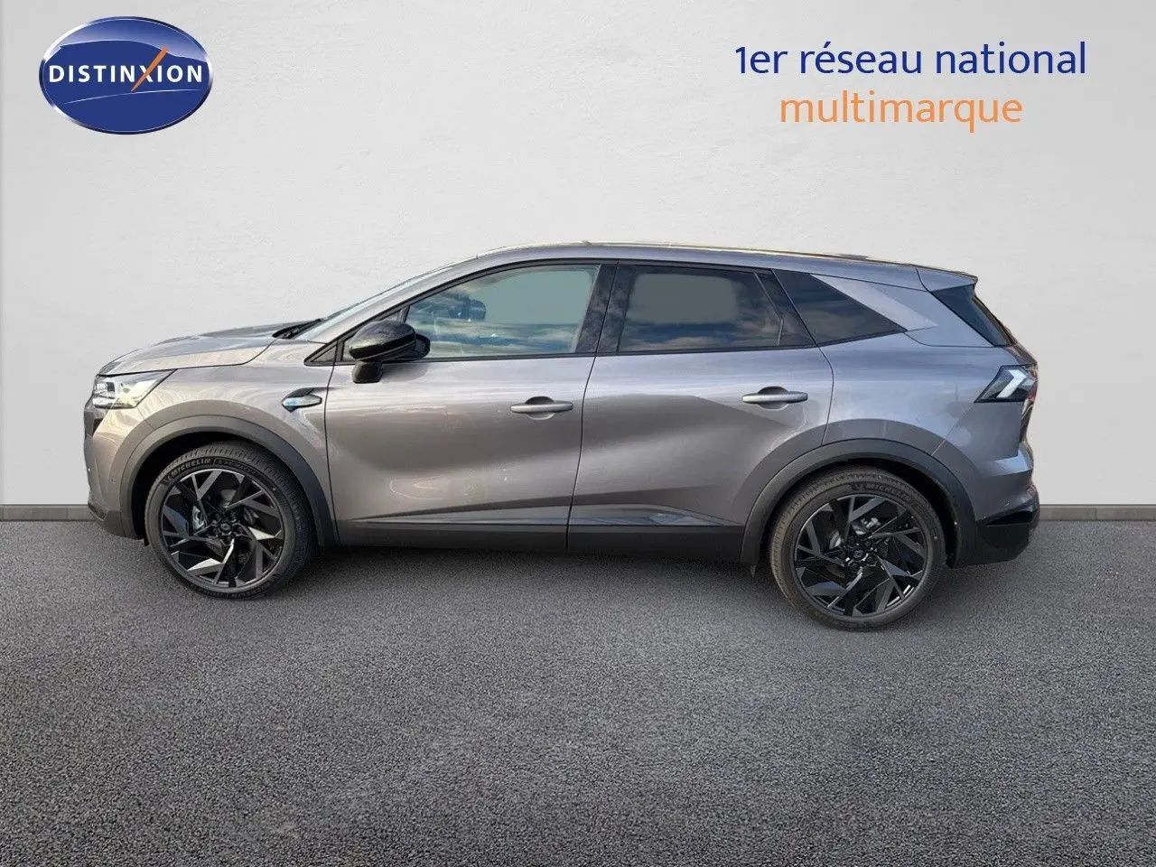 Profil latéral droit du Renault SYMBIOZ gris Cassiope avec jantes noires distinctives et lignes sculptées.