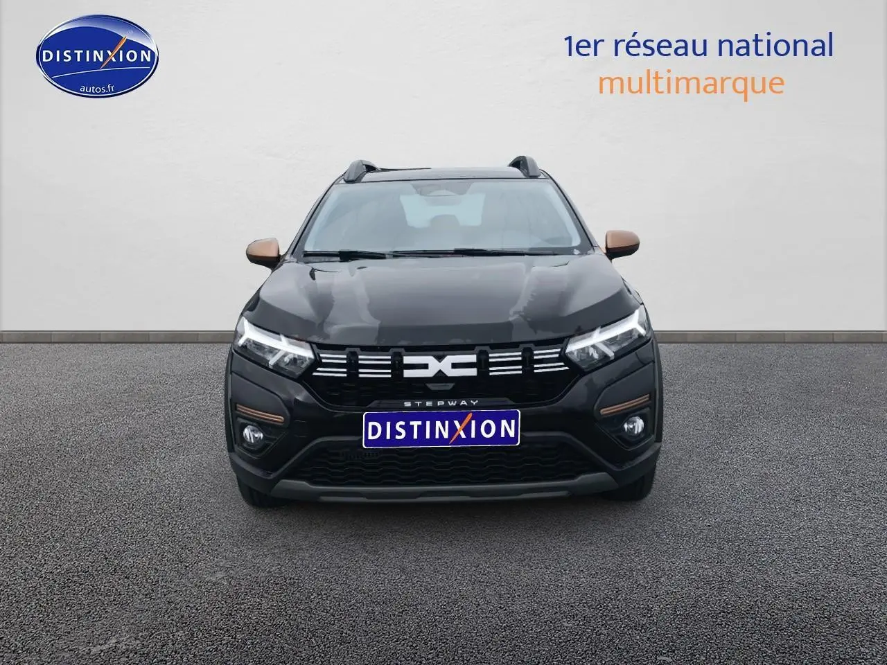 Vue de face d'une Dacia Sandero Stepway noire avec détails bronze sur les rétroviseurs et calandre.