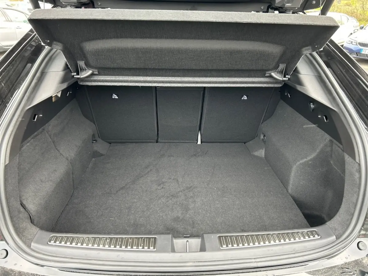 Coffre ouvert noir de la Renault Rafale esprit Alpine full hybrid E-Tech 200, vue intérieure spacieuse et propre.