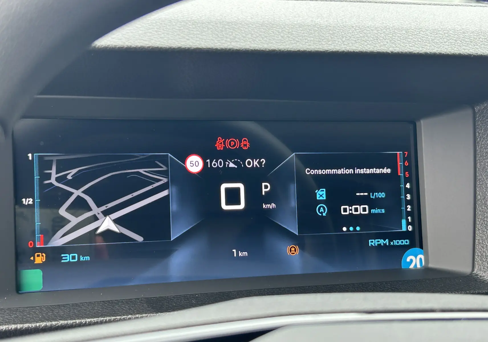 Tableau de bord numérique du Citroën Jumpy Fourgon 2025 affichant la navigation et la consommation instantanée.
